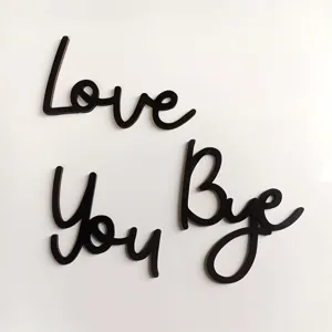 Decorazione con lettere in legno nero Love You Bye, ideale per arte murale moderna.