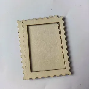Vista detallada de marco DIY de madera en forma de sello, ideal para bordado y accesorios artesanales.