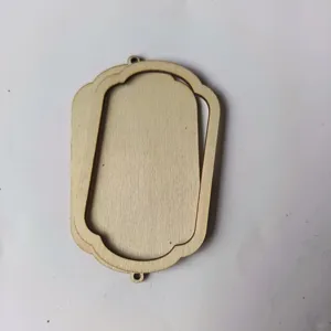 Accesorio de marco de bordado de madera, diseño hueco tallado, ideal para proyectos de manualidades.