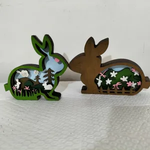 Détail lapin de Pâques en bois, ornement creux superposé avec design de forêt et fleurs.