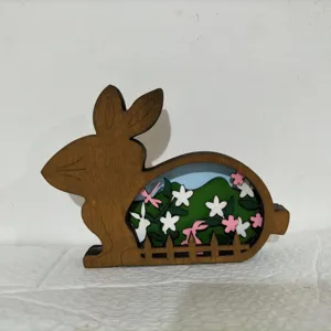 Détail de la décoration de lapin de Pâques en bois avec des éléments floraux et de clôture.