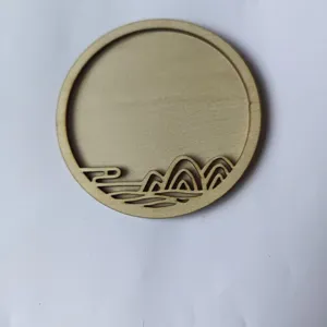 Vista detalle accesorio artesanal de madera redonda con diseño de montaña para manualidades.