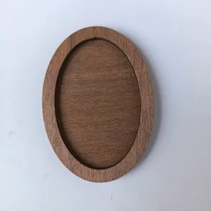 Detalle de marco ovalado de madera DIY, textura natural para manualidades e imanes de nevera.