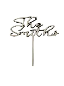Ξύλινο topper τούρτας εξατομικευμένο με κείμενο The Smiths για πάρτι γενεθλίων γάμου.