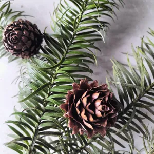 Gedetailleerde close-upopname van natuurlijke kerstdennenappels en groene dennentakken.