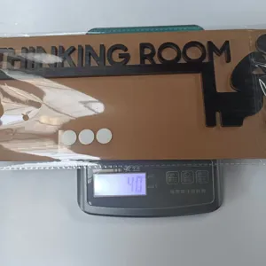 Vue detaillee de l'enseigne en bois Thinking Room sur balance affichant un poids de 40g.