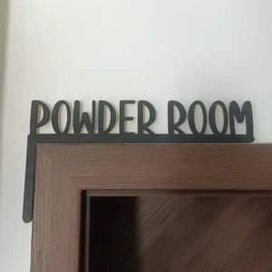 Panneau de porte powder room en bois décor d'angle typographie noire pour salle de bain