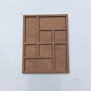 Holz Miniatur Schmuckregal Detailansicht mit Rasterstruktur für kleine Sammlerstücke.