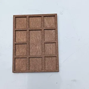 Detailansicht des miniaturen Holzregals mit filigranen Fächern und feiner Holzstruktur.