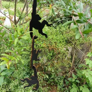 Vue détaillée de la décoration en bois de singe suspendue montrant son effet naturel.