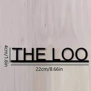 Détail de panneau de lettres en bois noir, accessoire de déco minimaliste avec dimensions.