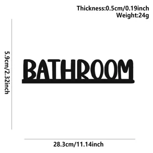 Détail de panneau de salle de bain en bois, lettre noire découpée, accessoire déco.