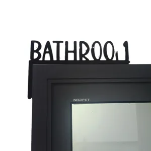 Panneau de porte de salle de bain en bois creatif, decor suspendu noir minimaliste.