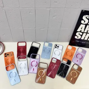 Primer plano de fundas magnéticas coloridas con anillos metálicos exhibidas sobre una mesa.