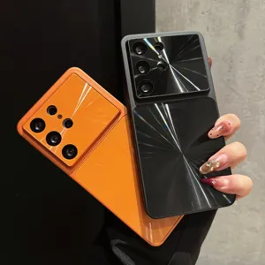 Custodia per telefono con trama CD Aurora dettaglio, doppia protezione, stile elegante.