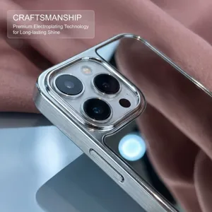 Gros plan détaillé de coque de téléphone miroir plaquée avec finition métallique et protection caméra.