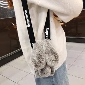 Custodia per telefono in peluche di coniglio borsa a tracolla con cinturino vista dettagliata.