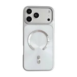Funda de teléfono magnética plateada con detalle del anillo metálico y protección.