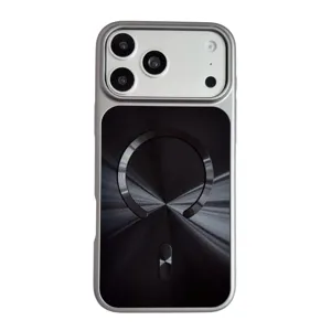 Vista detallada de la funda magnética con anillo de metal cepillado y marco plateado elegante.