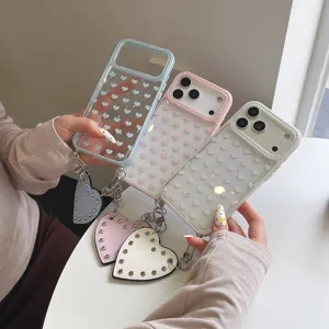 Vue détaillée de la coque transparente avec motifs de cœurs, strass et pendentif cœur.