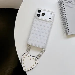 Coque de téléphone transparente coeurs blancs, cadre strass et chaîne cœur pour iPhone