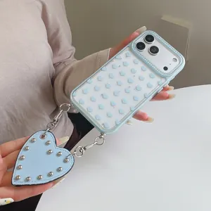 Coque de téléphone strass cœur bleu avec pendentif pour iPhone, design élégant et protecteur.