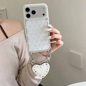 Coque de téléphone transparente cœur diamant scintillant avec détail de lanière cloutée.