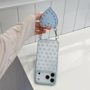 Coque de téléphone bleue cloutée en forme de cœur avec chaîne coque de protection