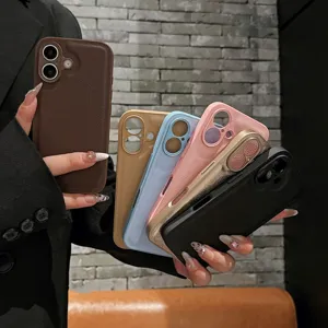 Vista detallada de elegantes fundas de cuero para teléfono en varios colores atractivos.