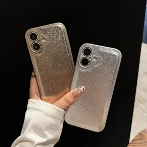 Detalle de funda de teléfono texturizada con opciones en oro y plata para smartphones.
