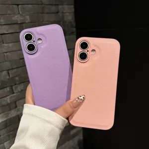 Primer plano detallado de elegantes fundas de cuero para teléfonos en lila pastel y rosa suave.