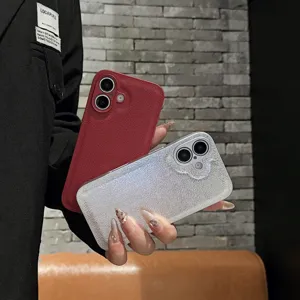 Vista detallada de fundas protectoras elegantes para iPhone en acabados rojo y plateado.