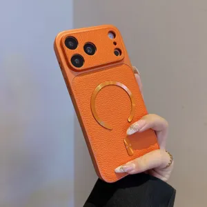Custodia per telefono in pelle arancione dettaglio, compatibile con ricarica wireless MagSafe.