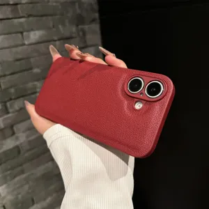 Vista detallada de funda de teléfono de cuero rojo, textura fina y doble cámara trasera.