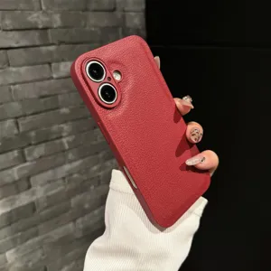 Vista detallada de funda de teléfono de cuero rojo, carcasa protectora para smartphone.