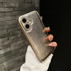 Elegante funda de teléfono de cuero dorado texturizado en detalle, alta protección
