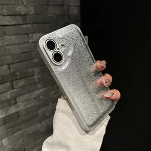 Detalle de funda para teléfono texturizada plateada con acabado arrugado y cámara.