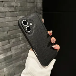 Primer plano detallado de la funda de teléfono de cuero negro con textura y protección.