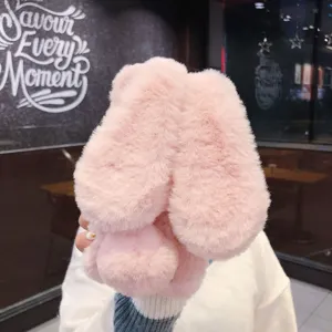 Cover per telefono in peluche rosa con orecchie di coniglio calda per l'inverno.
