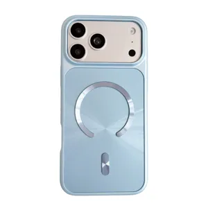 Vista detallada de la funda magnética mate, mostrando el diseño trasero y el anillo MagSafe.