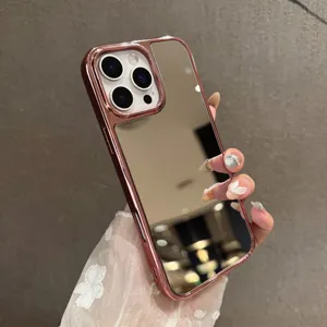 Gros plan sur le dos de la coque de téléphone miroir or rose avec découpes précises.
