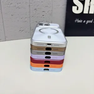 Detalle de funda de teléfono magnética mate colorida, carcasa protectora robusta con anillo.