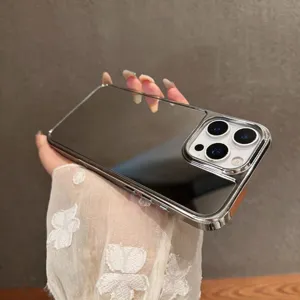 Détail de coque de téléphone miroir argentée électrolytique avec protection de caméra.