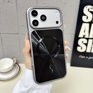 Vista detallada de la elegante funda magnética para teléfono con marco plateado y brillante.