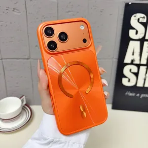 Detalle de funda MagSafe naranja con anillo metálico y módulo de cámara elegante.