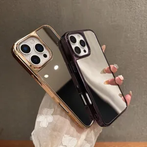 Étui de téléphone miroir électroplaqué vue détaillée avec dos brillant et découpes précises.