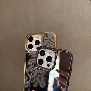 Vue détaillée de coques de téléphone miroir galvanisées avec grands trous pour appareils photo.