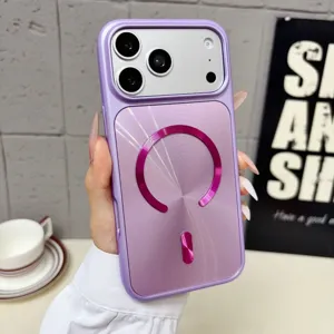 Primer plano detallado de la funda de teléfono morada mate con anillo magnético brillante.
