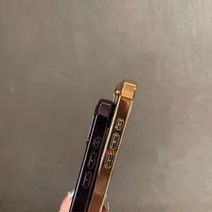 Détail latéral de la coque de téléphone miroir galvanisée, boutons précis et finition.