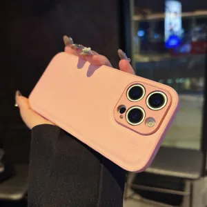 Funda de teléfono de cuero rosa con motivo lichi para iPhone, elegante protector.
